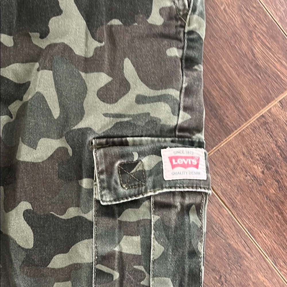 Kids Levi’s Camouflage Cargo Jogger Pants - Picture 3 of 3